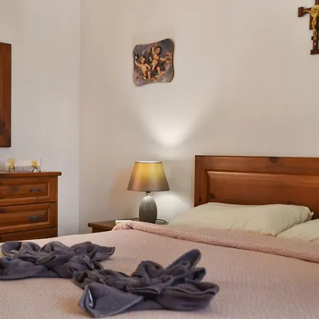 Cosy, Spacious & Sunlit 2br Penthouse - Close To Bugibba Square & Seafront