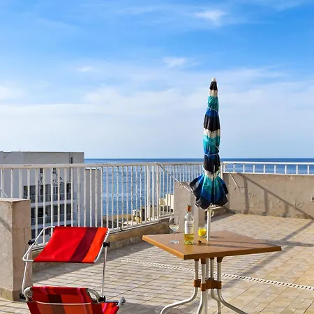 Cosy, Spacious & Sunlit 2br Penthouse - Close To Bugibba Square & Seafront *