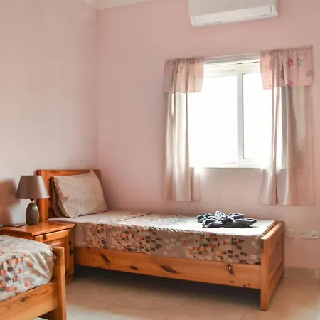 Apartment Cosy, Spacious & Sunlit 2br Penthouse - Close To Bugibba Square & Seafront *